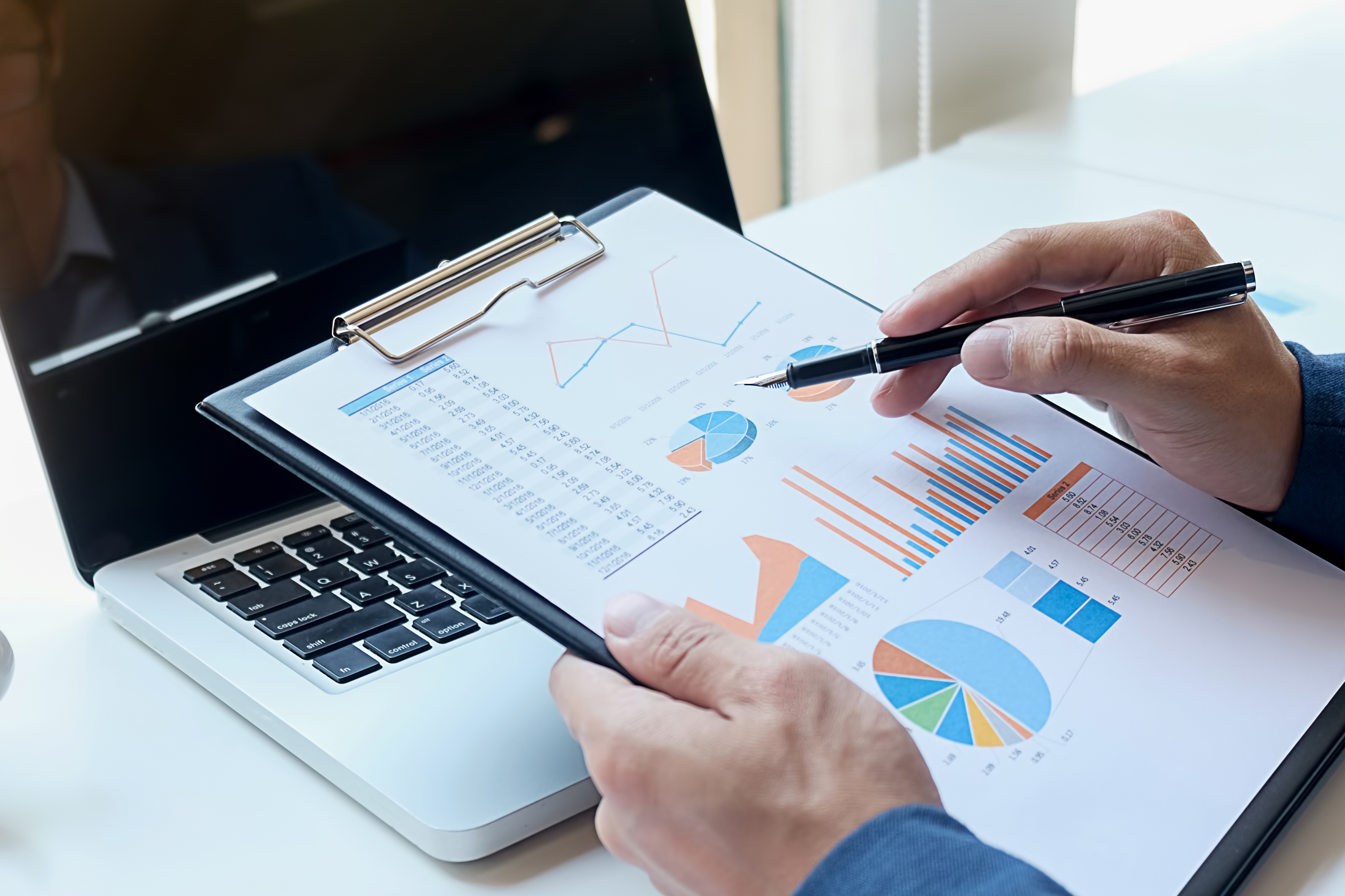 以行业逻辑为底层、以求职结果为导向的
全流程训练体系